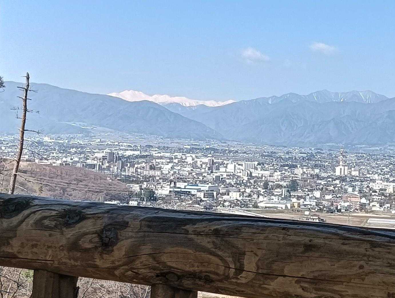 乗鞍　すご〜く白い！
左下の小高いとこが　桜色に染まる弘法山
まだ　蕾っぽい