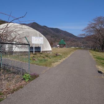 バスの発車時刻まで余裕がありますのでトイレを済ませておきましょう。
左に折れます。