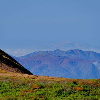 中岳と焼石岳の間から山形の山々。奥に薄っすらと月山も見える。
