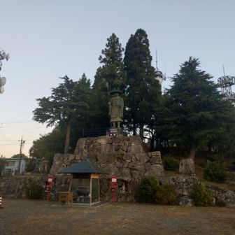 宇根山の至幸院の銅像
