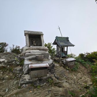 男山登頂🙌蔵王権現🙏
避難小屋らしき古い建物、簡易トイレ共に使用禁止🈲️