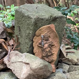 石峠を守ってくれています♪