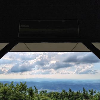 ロープウェイ乗り場の方が展望台まで次発16:20発の案内をしに来てくださる