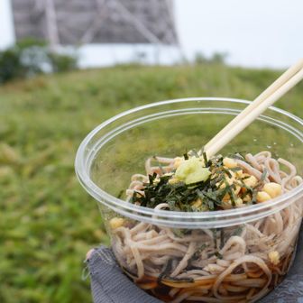 冷たいお蕎麦とたくさんのオヤツをモリモリ食べて😋
