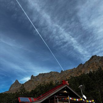 赤岳光線！
飛行機雲くっきり。
