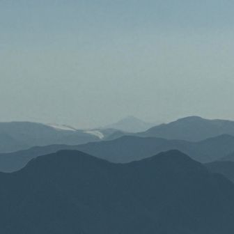 奥に薄ら富士山だ〜と思ったがちょっと形が違うような…甲斐駒ヶ岳だった。