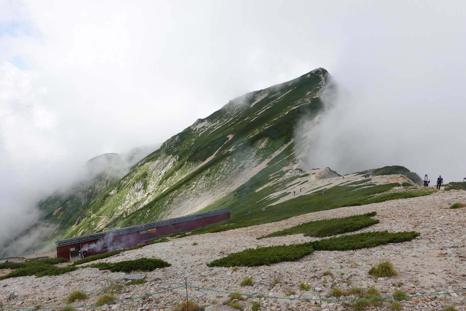 一瞬山頂部が見えた