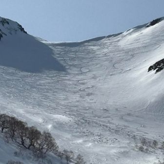 望遠にて富士見沢を。
拡大したら私のラインは、すぐ分かる。
だって、上の方は、横に真っ直ぐ滑ったから。何本も横に長いラインは私です🤭🤣

はっ‼️しまった‼️フォーーーーって言えんかった💦