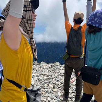 宮司の掛け声で山頂みんなとバンザーイ🙌