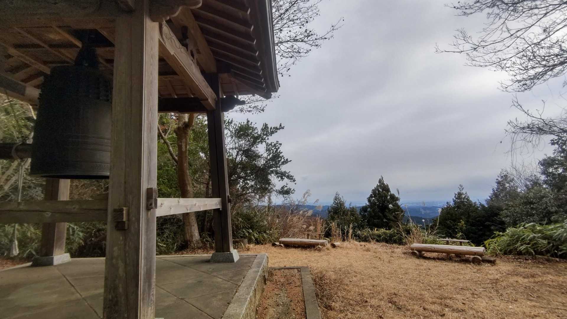 竹寺の鐘撞堂に到着〜🔔
予報通りどんよりで(´・ω・`)