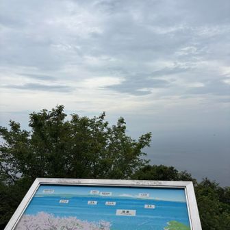 展望台に登るが、眺望はない