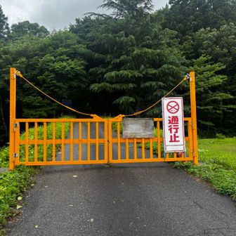 道路の土砂崩れあり車は通行禁止