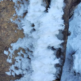 岩場着雪