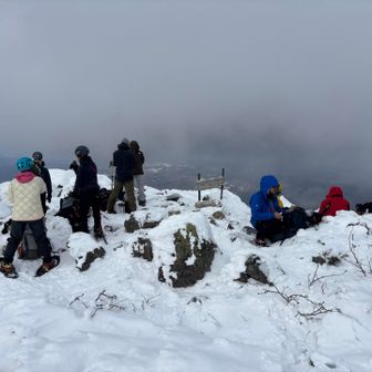 山頂にて本日登ってこられた方々と合流💫

右➡️にV・MRC【バリ・マウンテンロードクラブ】の皆さん(呼び方合ってるのかな？🤔)
kouさん、まさひろさん、いまきちさん、しらすさん

左⬅️にはutsubo-gusaさん、まゆさん、やんやさん、みぢみぢしろよさん、山友さん

先行トレースありがとうございました🙇‍♂️
そして山頂での和みあるひと時が有り難く癒しの時間となったことをとても嬉しく思っています😇
また何処かのお山でお会い出来ることを願っていますよー‼️

※皆様それぞれにご挨拶したつもりですが、もし至らない所があったとすればご容赦くださいませ〜🙏
