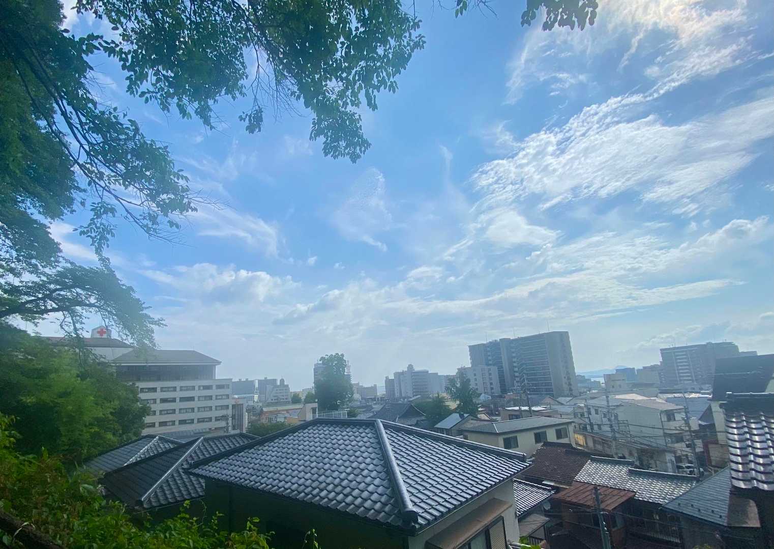 上栄駅の裏の坂道を歩きます🚶