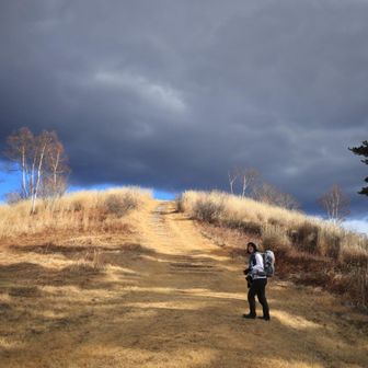 ここを登れば、天丸山山頂
空にはどんよりと黒い雲が広がり始めました😭