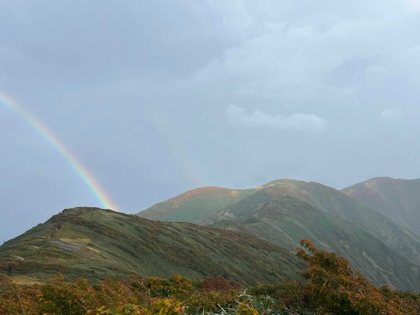 虹と頼母木山