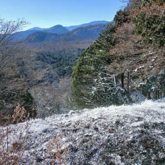 湯滝の落ち口についた