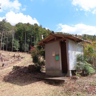登山口にあるトイレ
汚くて使用する気にならず(*_*)