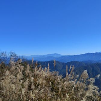 乗鞍のとなり遠くに奥穂高、槍ヶ岳、笠ヶ岳
