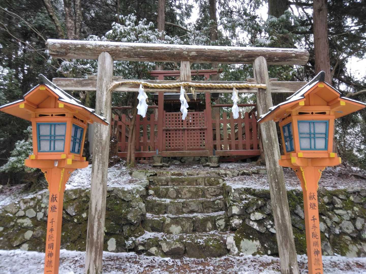 この左側の道を通って
尾根道を進んで行くよ