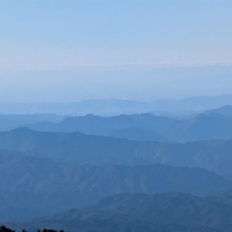 山々連なってる
遠くに名古屋、鈴鹿方面
写真だと全くわからない
