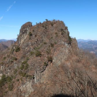鹿岳（一ノ岳）から見た二ノ岳と秘密のテラス。
秘密のテラスで見えたのは、西上州特有の荒々しくも美しい「山のひだひだ」が織りなす絶景の大パノラマ！ここにたどり着けて本当に良かった。