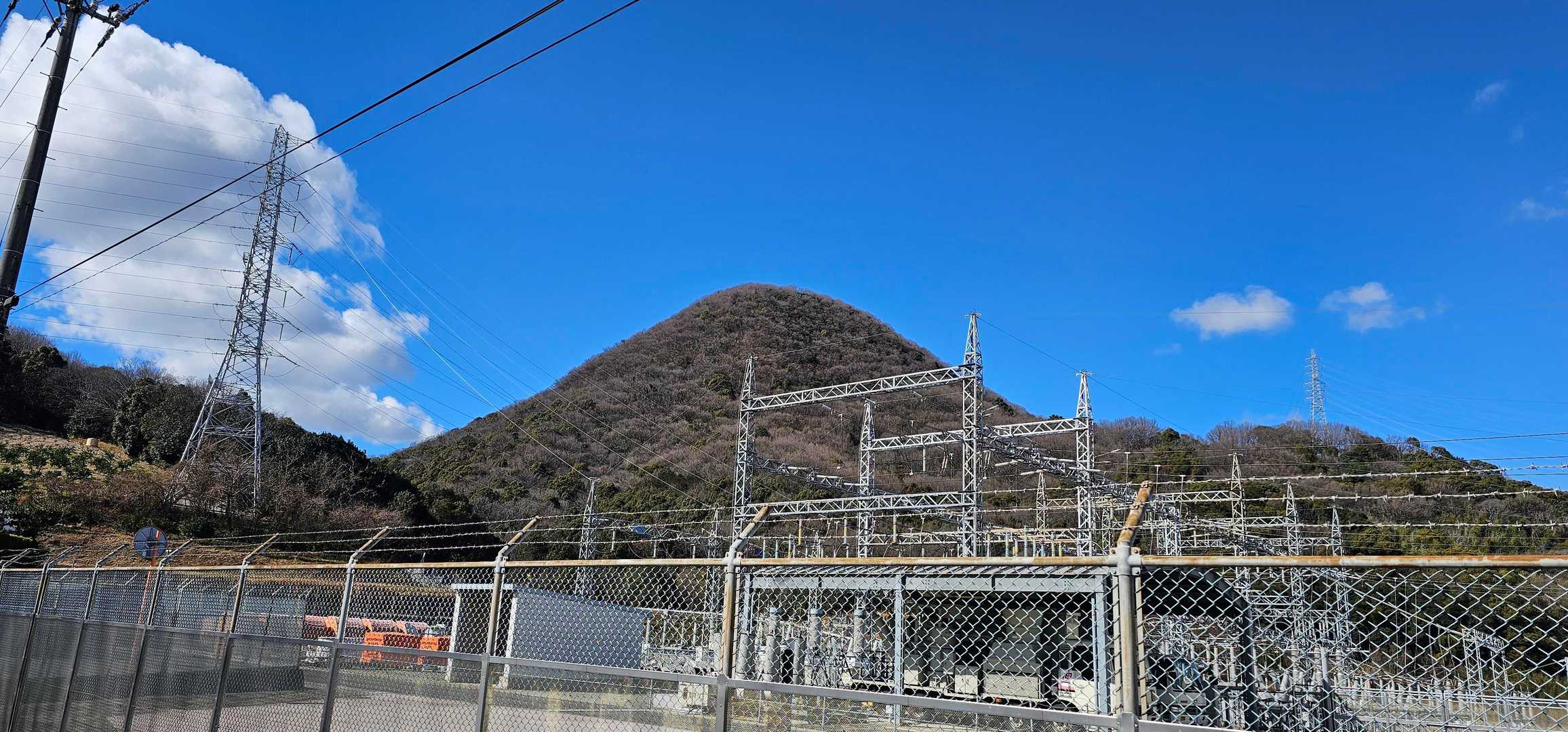 変電所の向こうに六ツ目山
ロード歩きでスタート地点へ戻る