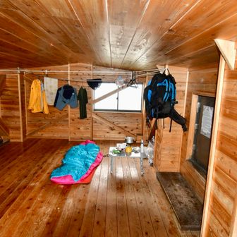 キレイな小屋

ムシもネズミもお化けもいない😚
小屋のなかにあるバイオトイレは全く臭わない

2階の窓を開けると…