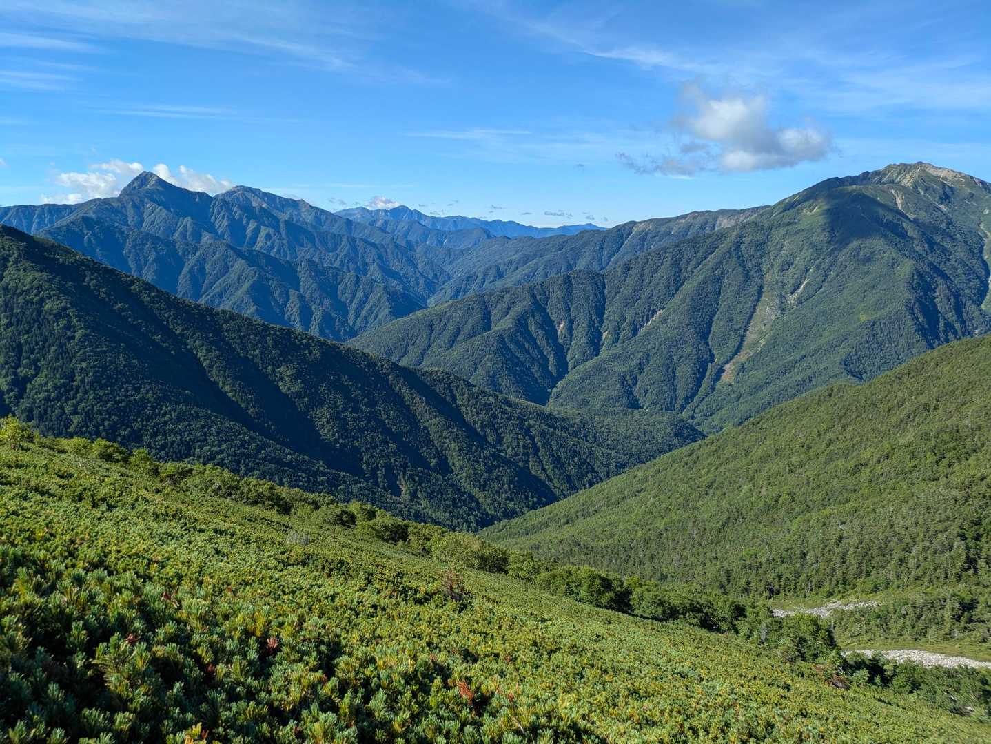心地よい登山道からの景色に足が何度も止まってしまう…そして休む！