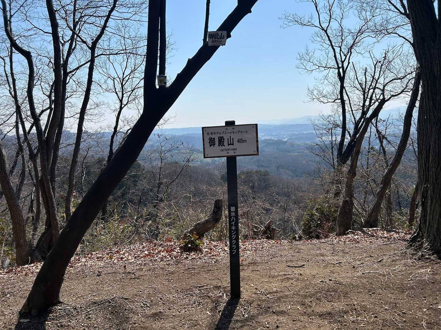 御殿山。先ほどの石窟の上あたり。