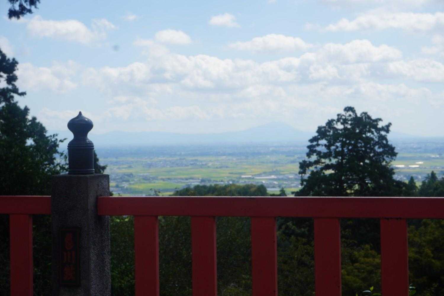 霞んでいる筑波山
