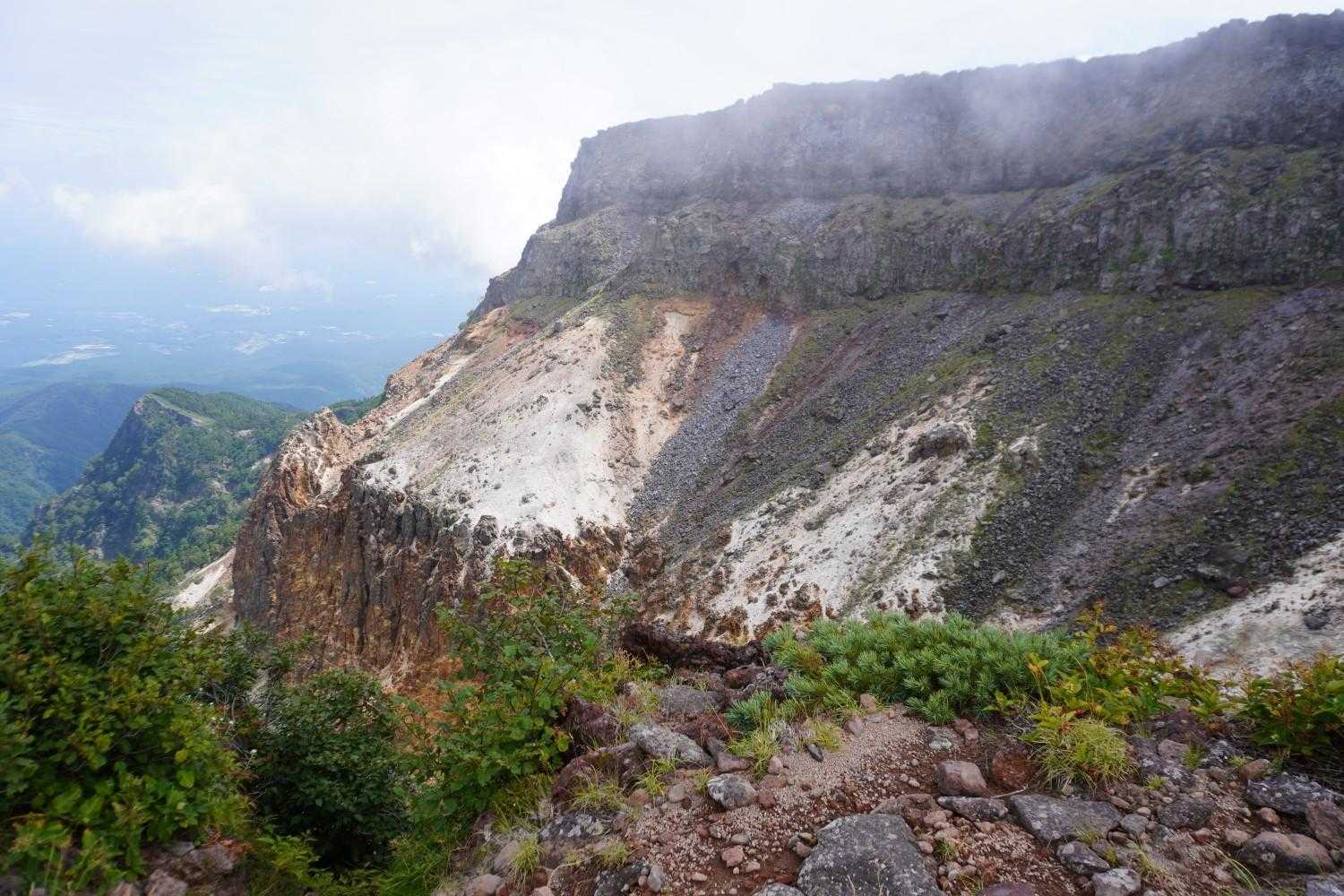 硫黄岳周回 | 南北八ヶ岳の境界線から、息を呑む迫力の火口壁を抱く広大な展望峰への写真