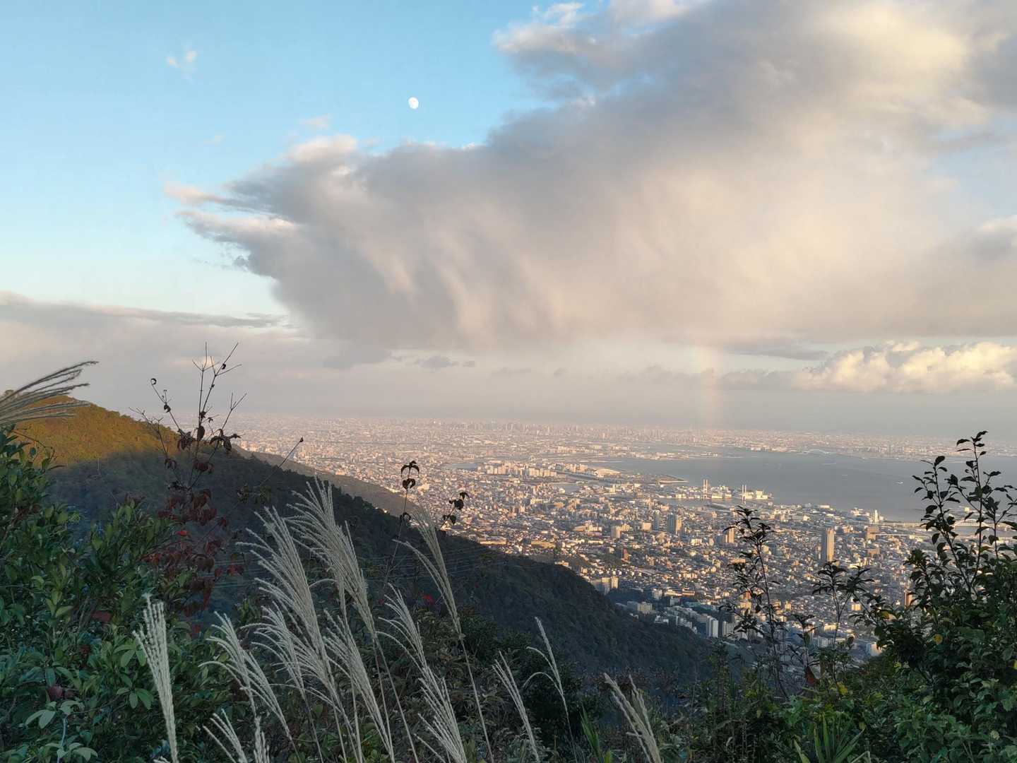 雲の下に虹🌈摩耶の石舞台より