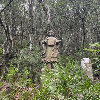 登山道沿いに修行の方がたくさん居られた
