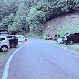 登山口からはさらに無になるロード歩いて、ようやく第一駐車場。でもまだよ