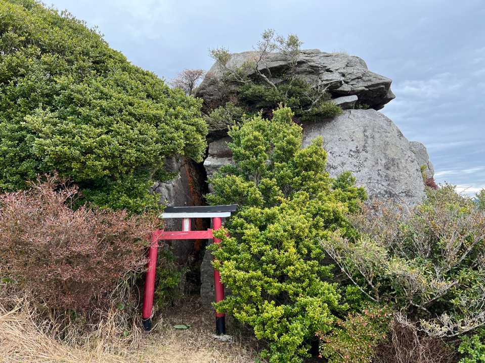 皆さんのレポで見る神社（？）
岩の割れ目にお祀りされています🙏