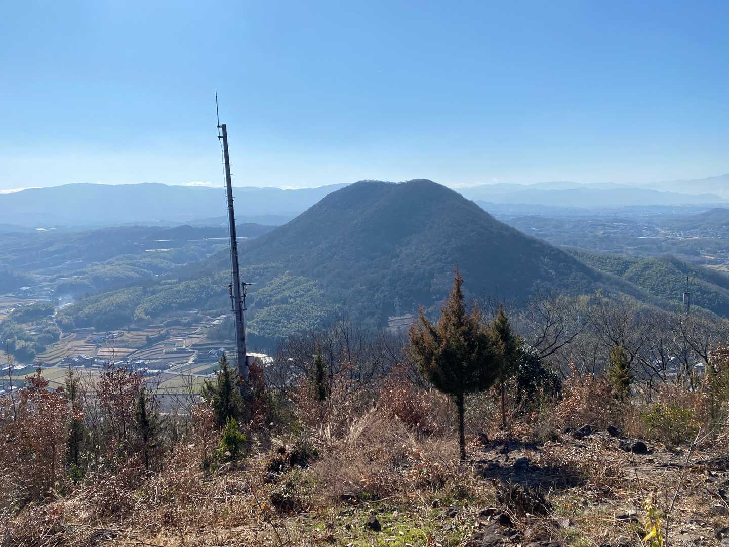 さっき登った傾山です。奥には雲辺寺など阿讃の稜線が見えます。

近いうちに阿讃縦走路IIに挑戦したいと考えています😁