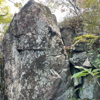 山頂は飛び出た岩の上にあったようだ