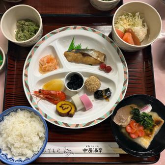 朝ごはん
おせちとお雑煮
お正月🎍を味わせていただきました^ ^
ありがたい