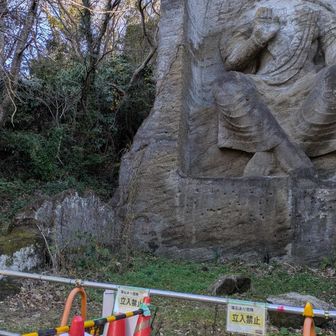 山頂公園入り口側（駅を背中に右手側）から入れば磨崖仏までスムーズ）。駅を背中に左からはいるコースだと通行止めで磨崖仏までたどり着きません。