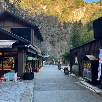 仙娥滝のぼると水晶🔮屋さんや食べ物屋が。