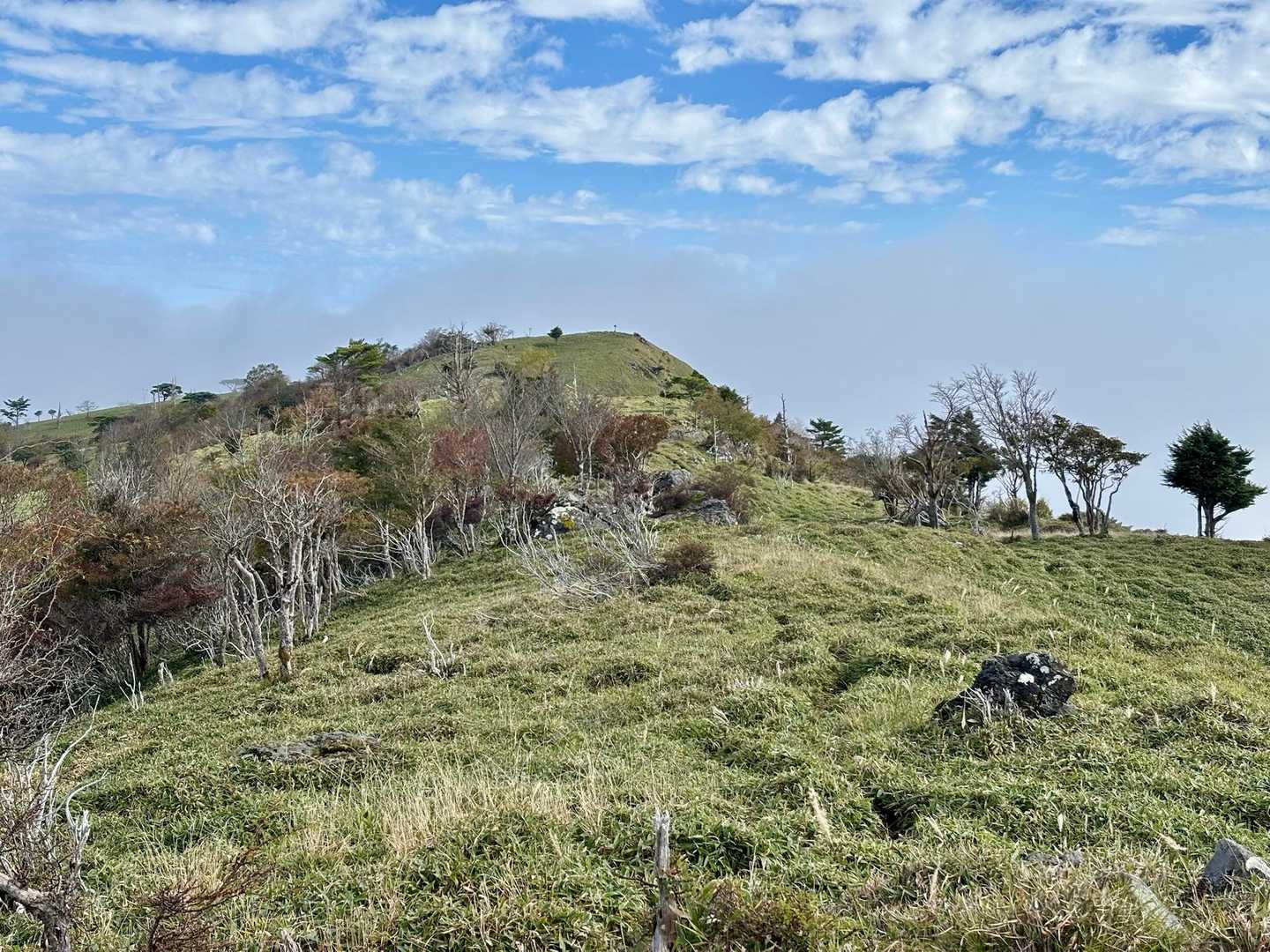 また開けた笹の稜線　進む度に変化する景色✨
あの上が赤帽子山かぁ
なんだか山名が妙にしっくりくる、穏やかで素敵な山