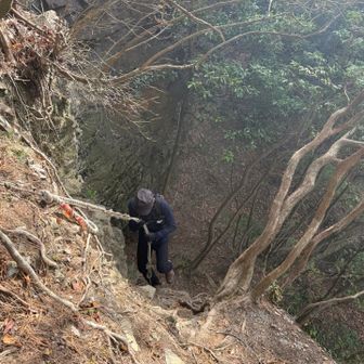さて、ここからが核心部！
垂直に近い岩場をロープを使って下る箇所あり✨
