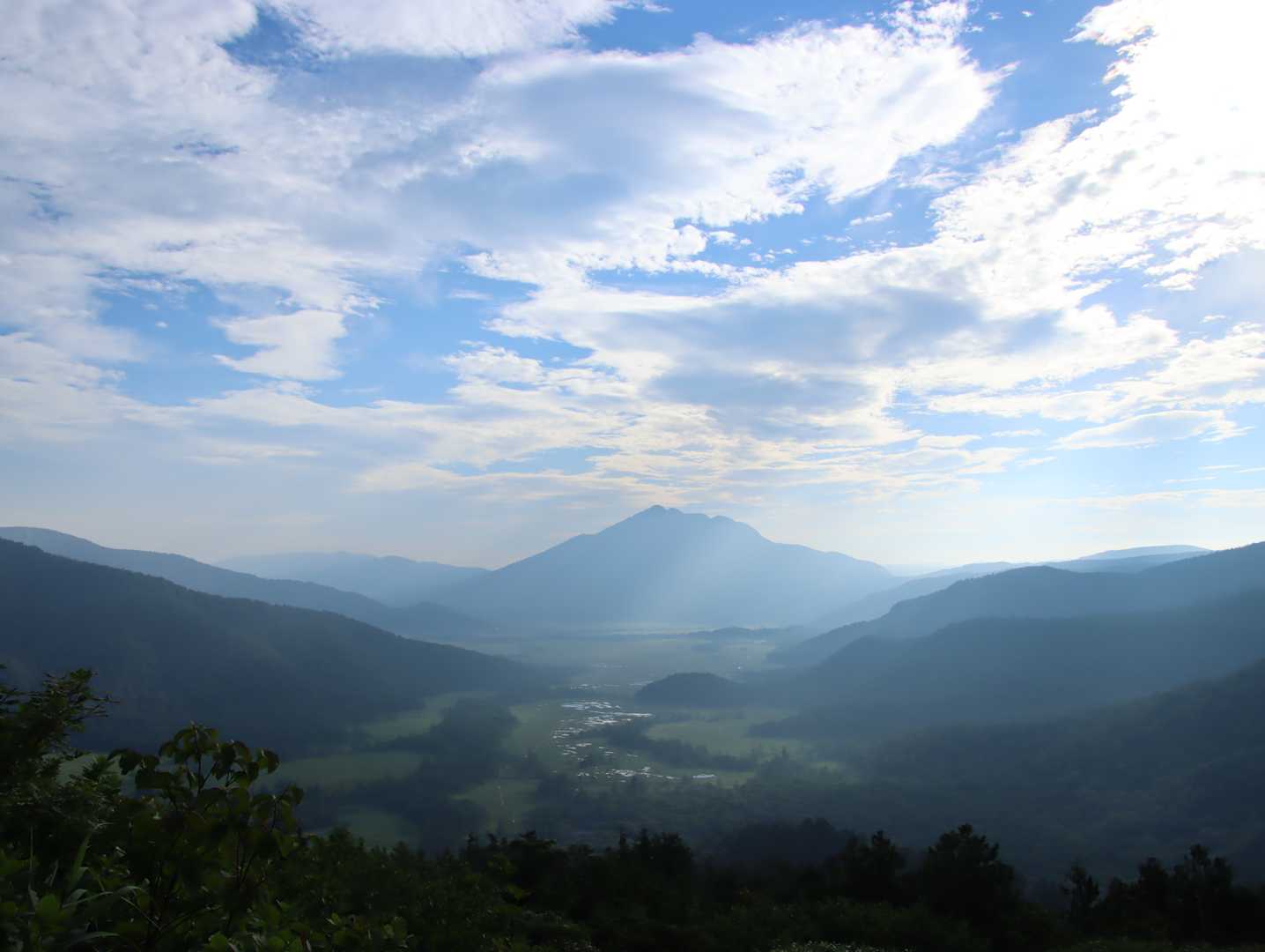 少し登っては
振り返る
雲の間から陽がさす