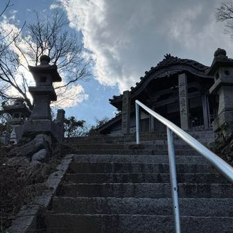 延々と続いたあと、霧峰神社の本殿に着きます。