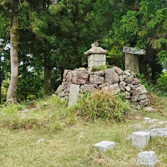 山頂の様子　南側が開けています　👀
山頂には、祠が二つ鎮座。