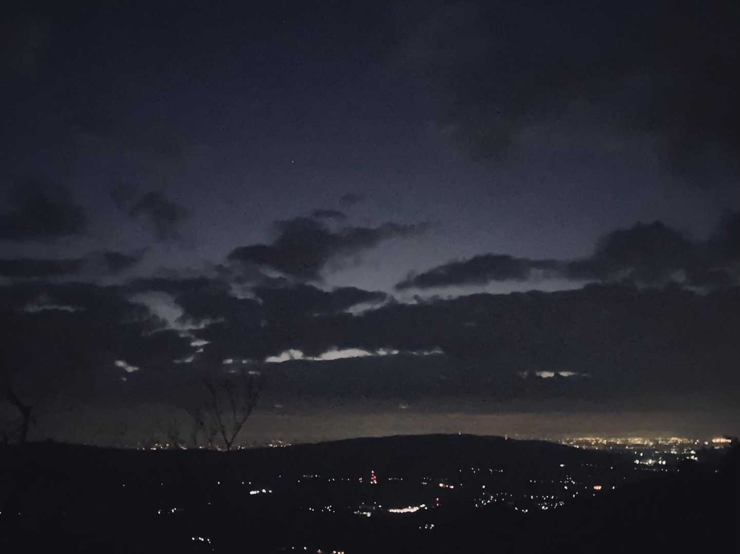 夜と朝の境界、ブルーアワーがとても好きです。