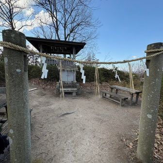 山頂には祠と東屋があります