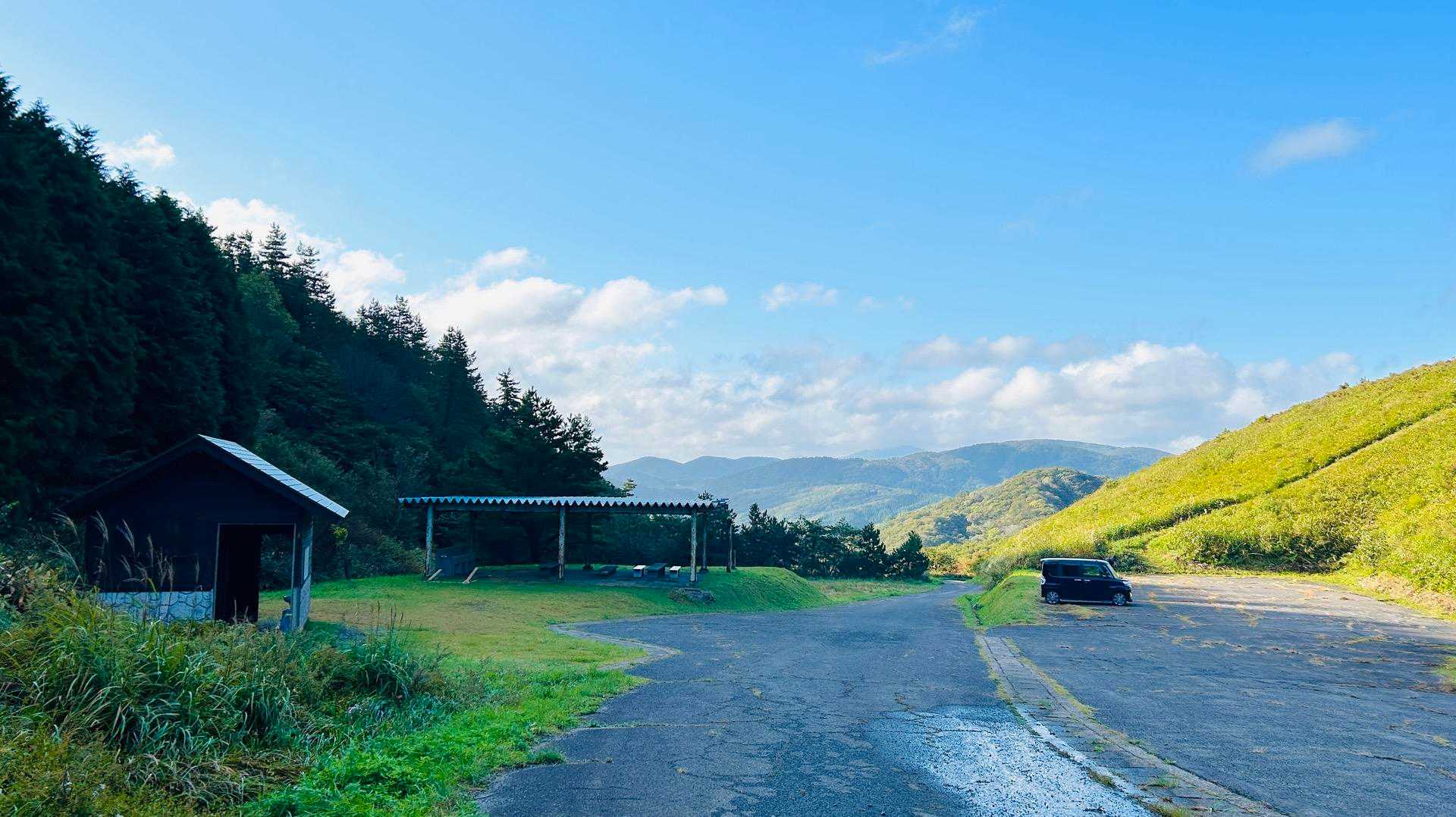 雲月峠登山口 駐車場🅿︎
トイレ🚻あります

今日は自分が運転すると決めていたので
軽自動車で来たけど、それが正解でした！
駐車場までの道は狭く対向車は来ないで💦
と願いながら、駐車場に着きました😅

am8:00着で1番乗り✌️
今日は気温が一気に冷え込んだ朝
美しい稜線は見れるかな☺️